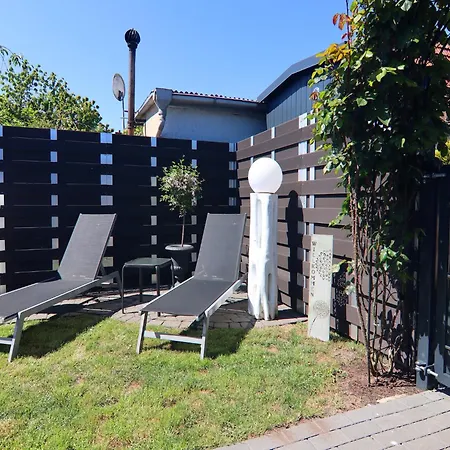 In Mit Terrasse Und Garten, Cleaning Included *